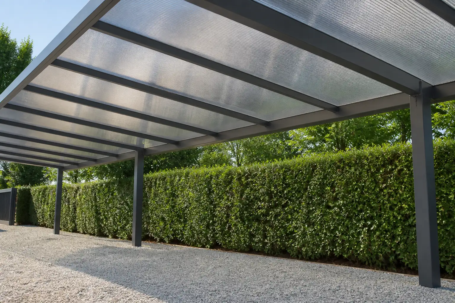 Carportdach aus Polycarbonatplatten von unten gesehen, die Platten dämpfen das Sonnenlicht