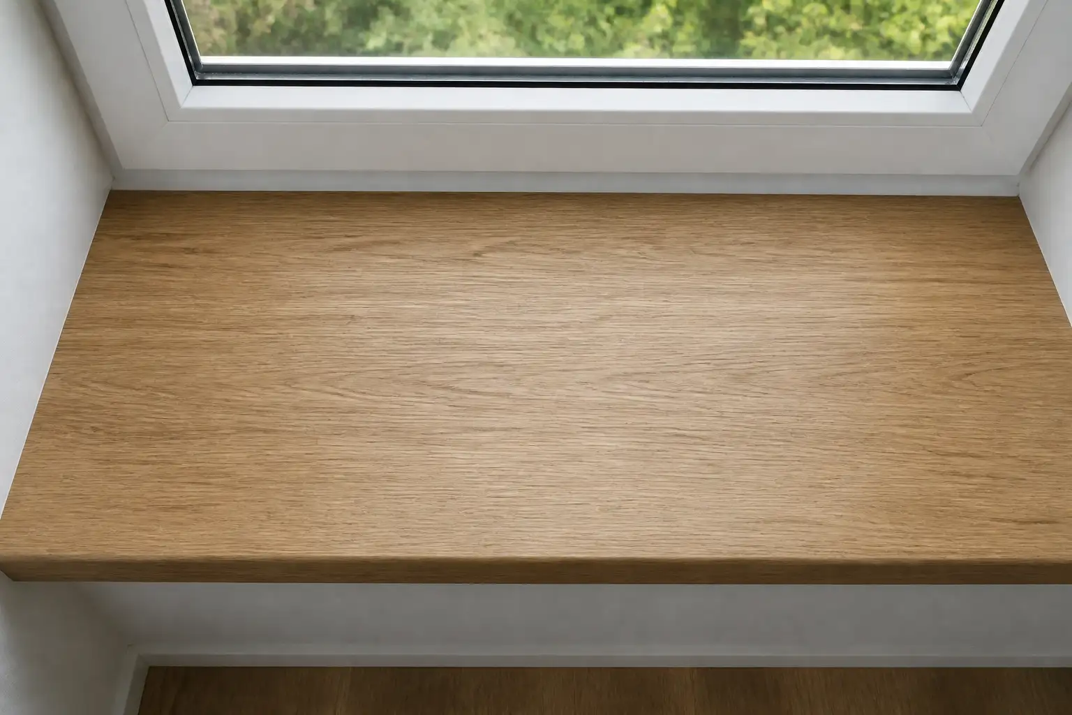 Fertig folierte Fensterbank in Holzoptik, Aufsicht mit sichtbarer Fuge zum weißen Fensterrahmen
