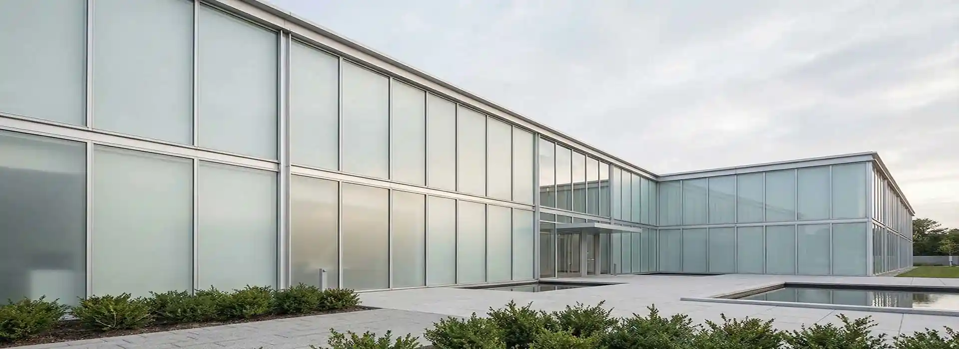 Sichtschutzfolie-lichtdurchlaessig-als-Milchglasfolie.webp?ts=1773744793