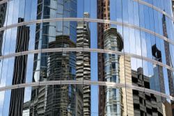 Spiegelfolien sind spiegelnde Fensterfolien zur Außenmontage