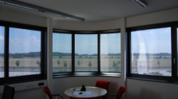 Sonnenschutzrollos und Folienrollos für Fenster innen