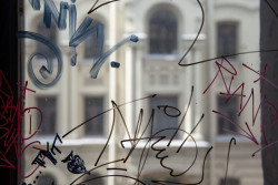 Anti-Graffiti-Folie und Antikratz-Folie für Glas, Fenster und Kunststoff - ohne Klebereste ablösbar